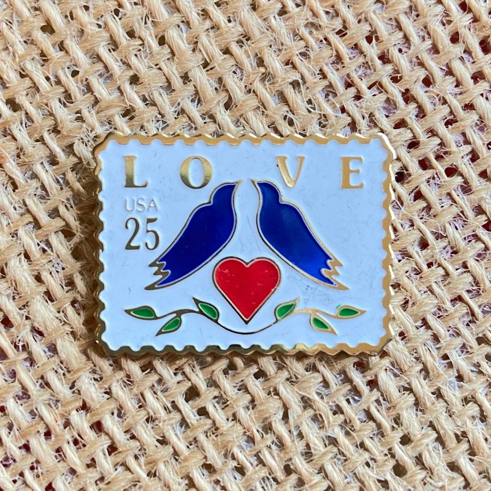 LOVE 1989 USPS postage stamp tack lapel pin 25 cents doves heart in goldtone